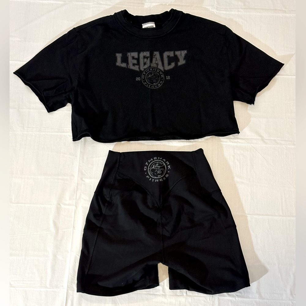 Gymshark Set Black High-Rise Bike Shorts and cropped tee